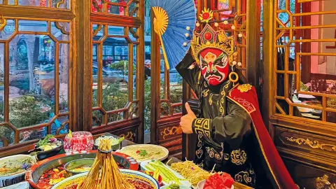 TFU111-112_7282-7283_Tibet-25-26_content_1920x1080px_Hotpot-dinner-with-face-changing-show-1-placeholder