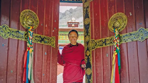 TFU111-112_7282-7283_Tibet-25-26_content_1920x1080px_Mönch-placeholder