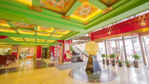 TFU111-112_7282-7283_Tibet-25-26_content_1920x1080px_Lhasa-Thangka-Hotel_Lobby-placeholder
