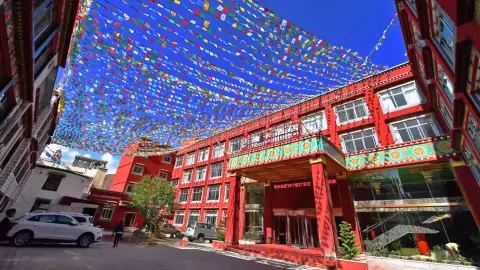 TFU111-112_7282-7283_Tibet-25-26_content_1920x1080px_Lhasa-Thangka-Hotel_aussen-placeholder