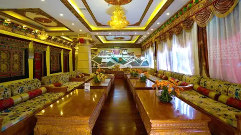 TFU111-112_7282-7283_Tibet-25-26_content_1920x1080px_Shiga-Yangcha-Hotel_Lobby-placeholder