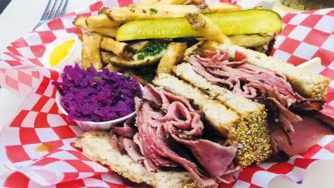 Montréal Smoked Meat Sandwich (zubuchbar)-placeholder