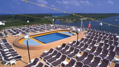 MS Zaandam, Pool-placeholder