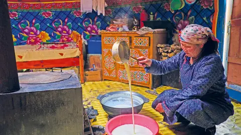 5222_Mongolei_content_1920x1080px_Traditionelle-Zubereitung-von-Milchprodukten-placeholder