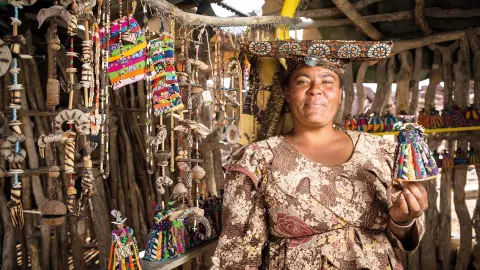 7217-7218_Namibia_content_1920x1080px_herero-kunsthandwerk-placeholder
