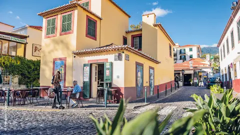 FNC113_Wandern-Madeira_content_1920x1080px_Kunstvoll-verzierte-Türen-in-der-Hauptstadt-Funchal_Francisco-Correia-placeholder