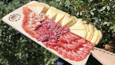 Köstliches Picknick mit lokalen Spezialitäten-placeholder