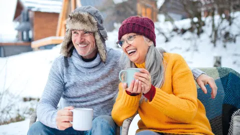 Lachendes Paar mit wärmenden Getränken-placeholder