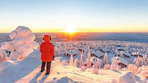 Person die auf verschneites Dorf in Finnland guckt-placeholder