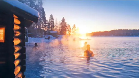 Baden im See nach der finnischen Sauna-placeholder
