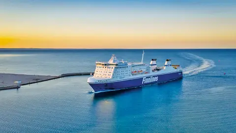 Finnlines Star-Class-Fähre auf dem Wasser mit Sonnenuntergang-placeholder