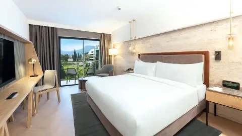 AYT111_7277-80_Wohlfuehlen_tuerkischen-Riviera_content_1920x1080px_Hilton_DoubleTree_Antalya_ZimmerBergblick-placeholder