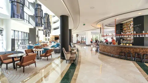 AYT111_7277-80_Wohlfuehlen_tuerkischen-Riviera_content_1920x1080px_Hilton_DoubleTree_Antalya_restaurant-placeholder