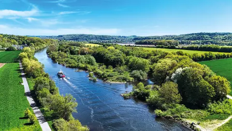 Zum entspannten Ausklang erleben Sie anschließend eine Bootsfahrt auf der Ruhr. Vom Wasser aus genießen Sie herrliche Panoramen auf das Ruhrtal – eine wohltuende Pause, bevor es zurück ins Hotel geht.-placeholder